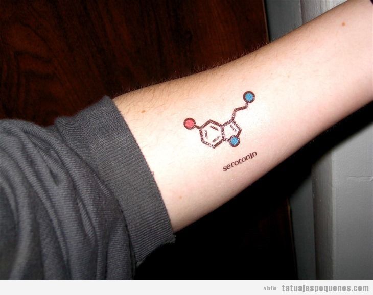 Tatuaje pequeño hombres, fórmula química de serotonina