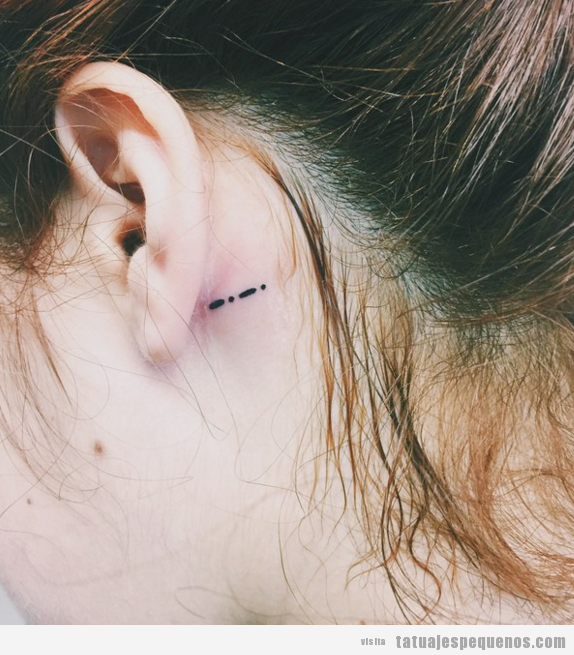 Tatuaje pequeño detrás oreja letra C código morse