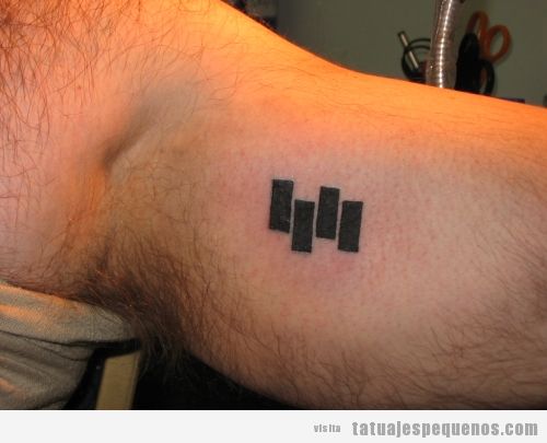 Tatuaje pequeño para hombres en el brazo