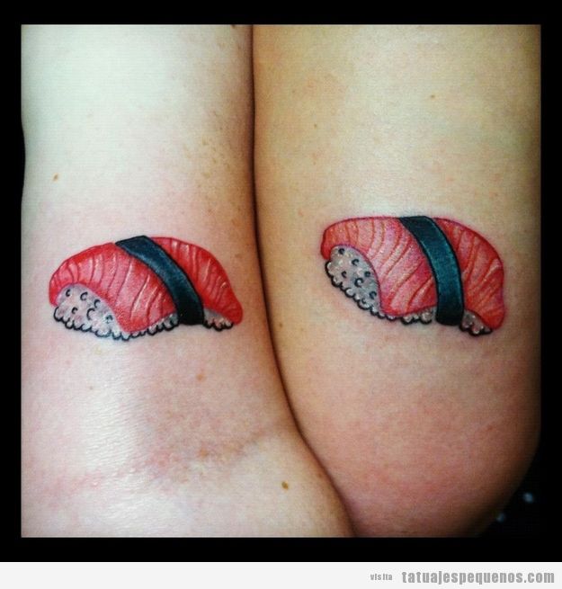 Tatuaje pequeño en pareja, tamago sushi