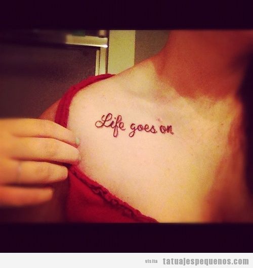 Tatuaje pequeño en la clavícula con la frase Life goes on