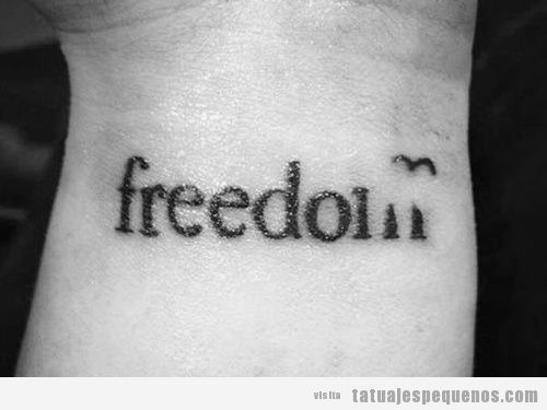 Tatuaje pequeño palabra Freedom en la muñeca