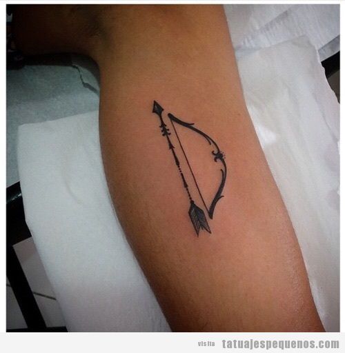 Tatuaje pequeño hipster, flecha y arco