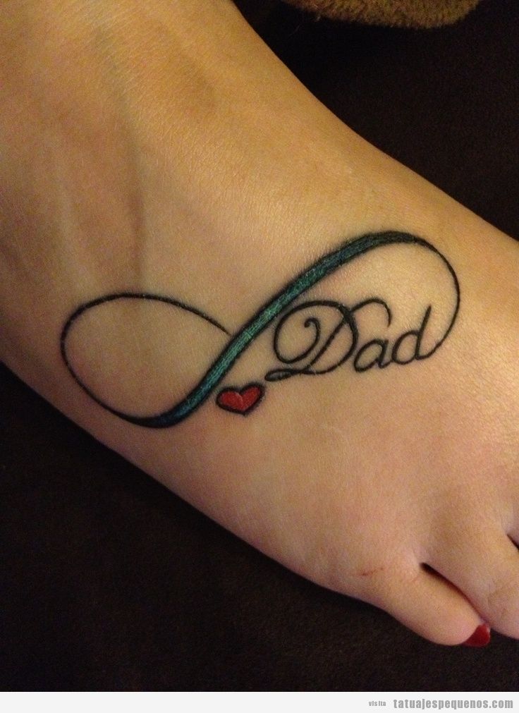 Tatuaje pequeño palabra dad en empeine