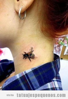 Tatuaje pequeño de una abeja en el cuello