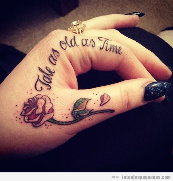 Tatuaje frase y rosa en el dedo índice y pulgar