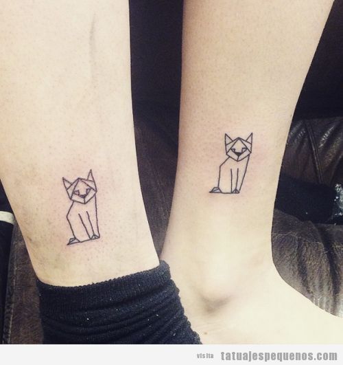 Tatuaje pequeño en pareja, gato geométrico en el tobillo
