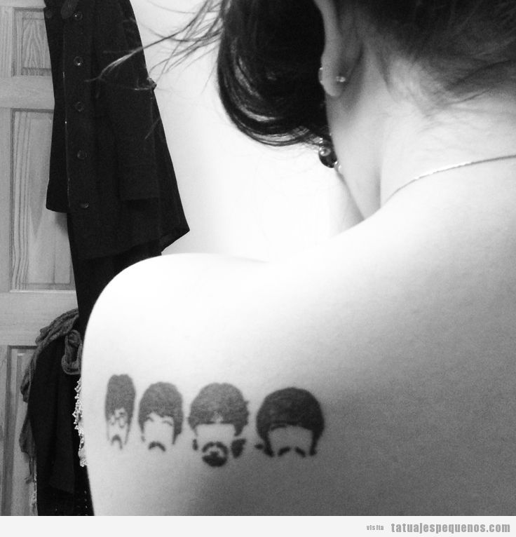 Tatuaje pequeño The Beatles en la espalda