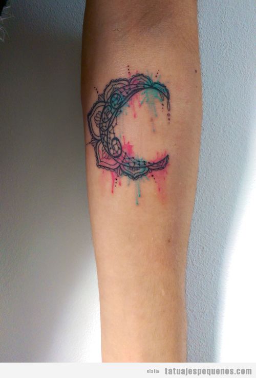 Tatuaje pequeño luna decreciente mandala y acuarela