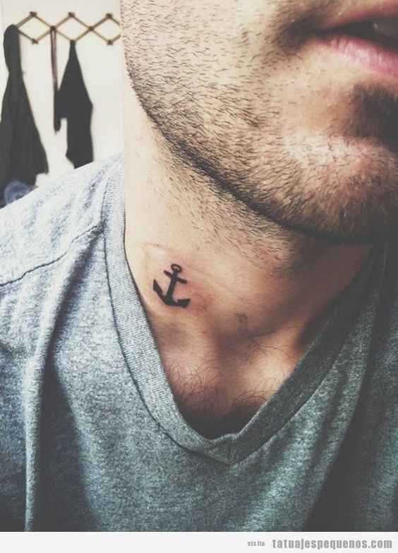 Diseño tatuajes pequeños para hombres en el cuello
