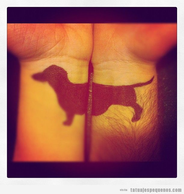 Tatuaje pequeño en pareja perro salchicha