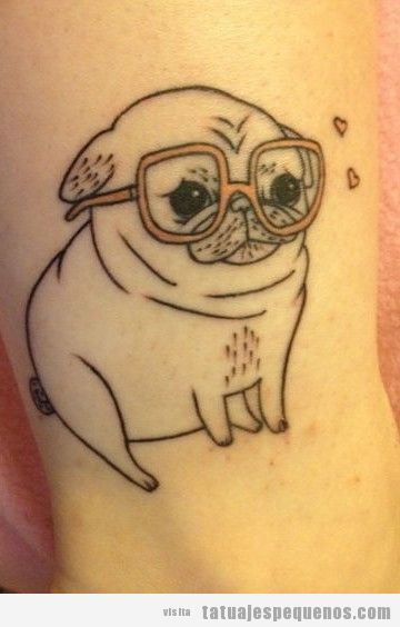 Tatuaje pequeño y gracioso de perro carlino con gafas