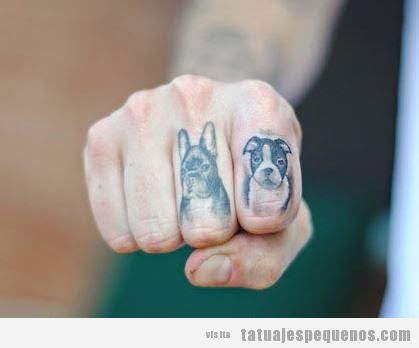 Tatuaje dos perros en los dedos