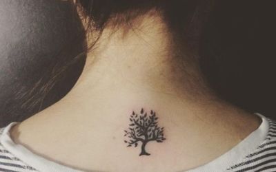Tatuajes minúsculos de árboles en varias partes del cuerpo