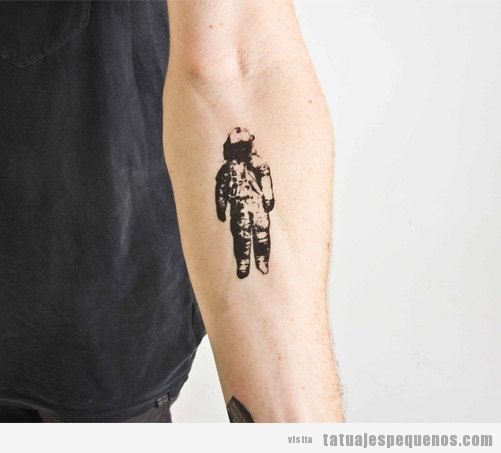Tatuaje pequeño para hombres, un astronauta