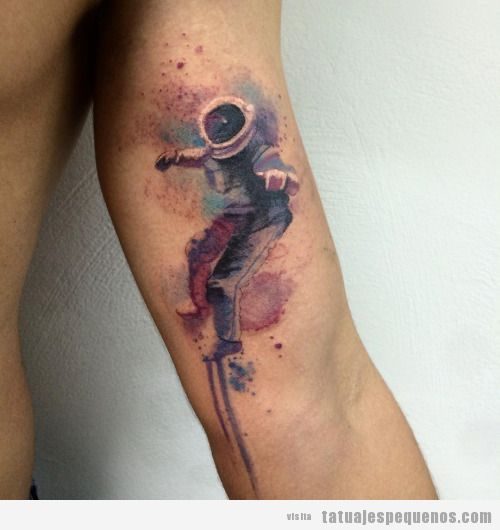 Tatuaje pequeño para hombres, un astronauta 3