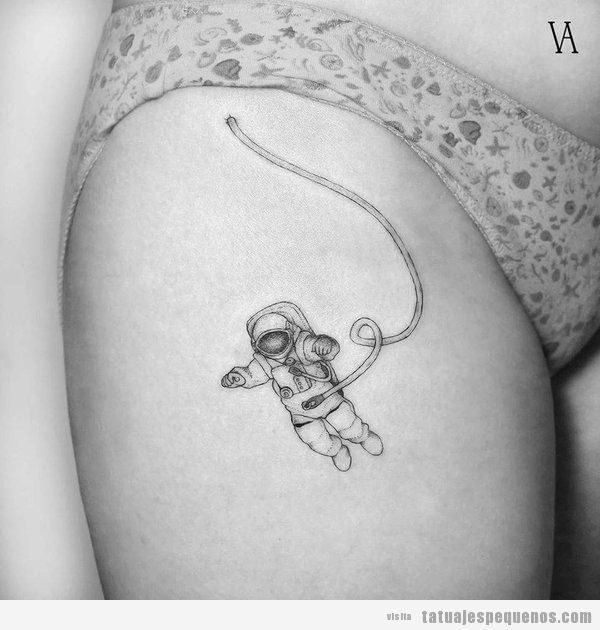 Tatuaje pequeño muslo mujer, astronauta