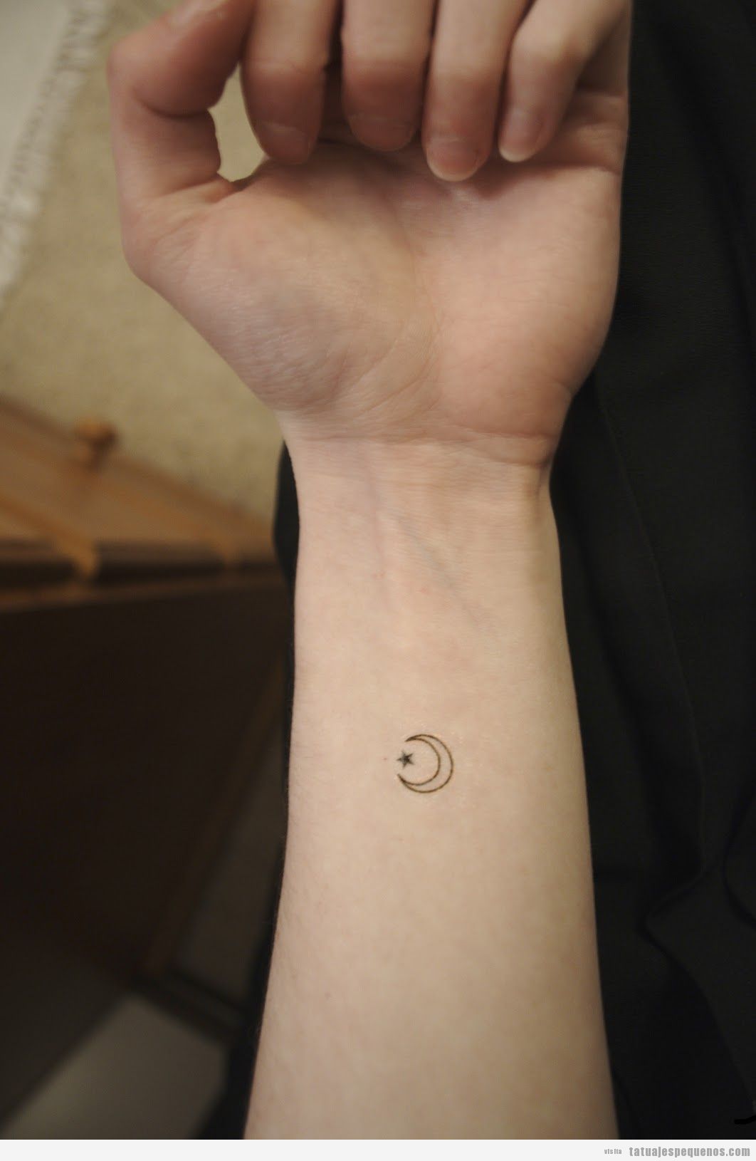 Tatuajes pequeños de medias lunas en la muñeca • Tatuajes pequeños