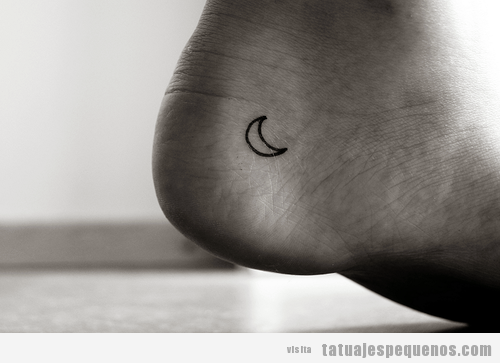 Tatuaje muy pequeño media luna en el tobillo