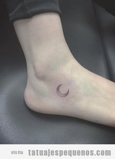Tatuaje muy pequeño media luna en el tobillo 2