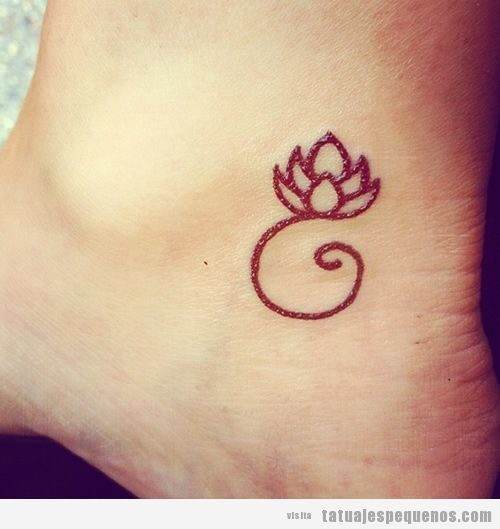 Tatuaje pequeño yoga flor de loto