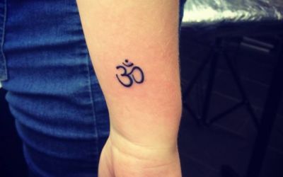 Tatuajes pequeños para practicantes de yoga: om, flor de loto y namaste