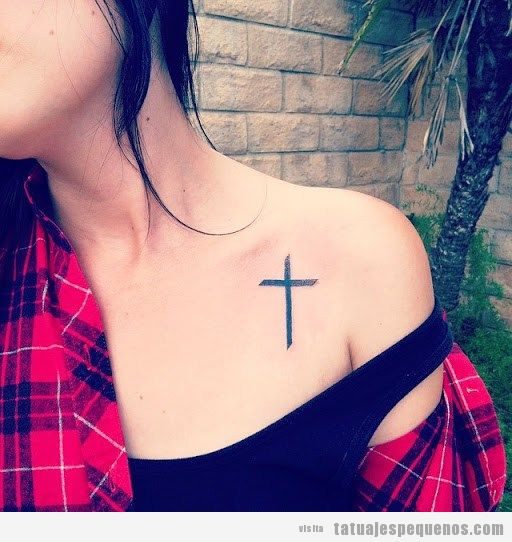 Tatuajes pequeños de cruz en la clavícula