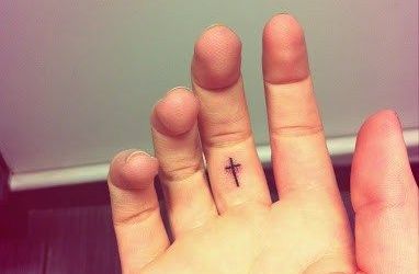 Tatuajes pequeños de una cruz latina sencilla para hombre y mujer