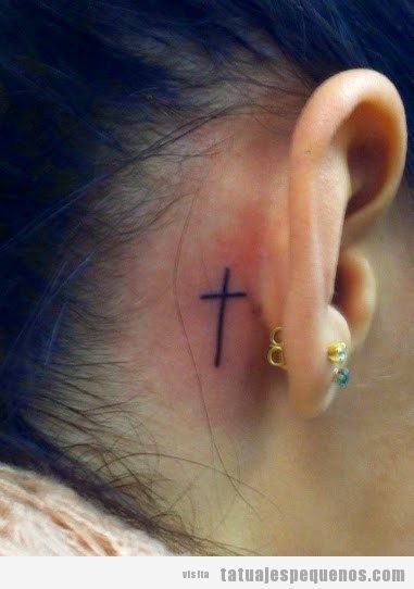 Tatuajes pequeños de cruz detrás de la oreja