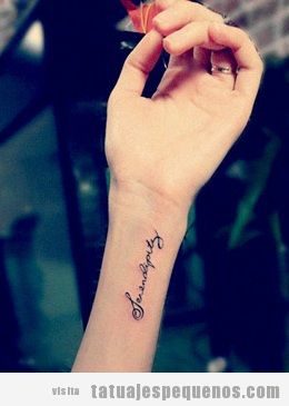Tatuajes pequeños con bonita caligrafía en clavícula, brazo, muñeca y empeine
