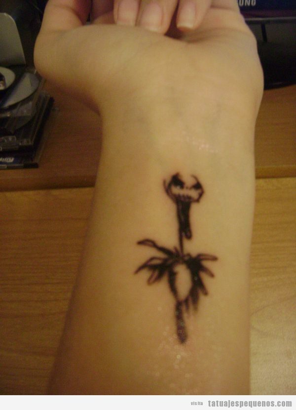 Diseño de tatuajes pequeños estilo gótico y emo 2