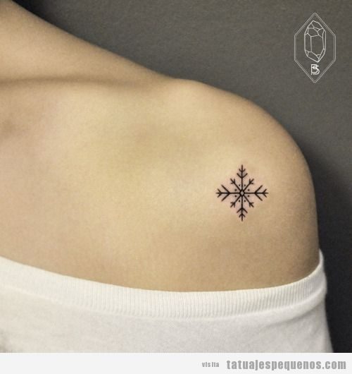 Tatuajes pequeños copos de nieve en la clavícula