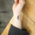 Tatuajes pequeños de hojas de árboles