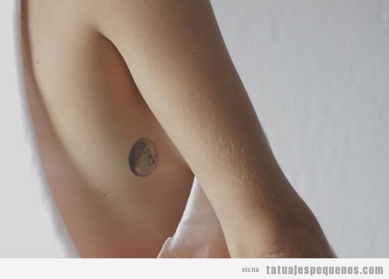 Tatuaje pequeño para hombre y mujer de luna llena en costado
