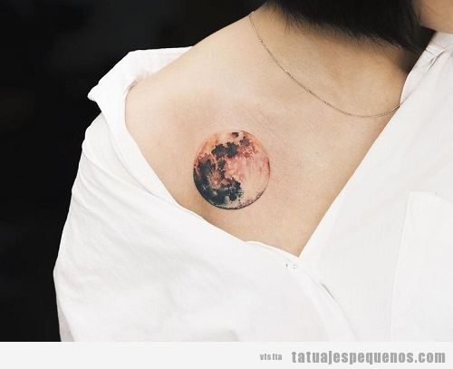 Tatuaje pequeño para hombre y mujer de luna llena en clavícula