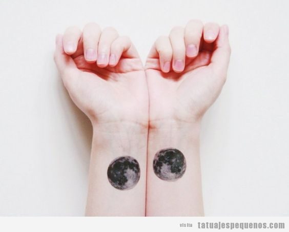 Tatuaje pequeño para hombre y mujer de luna llena en la muñeca