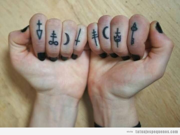 Tatuajes pequeños en los dedos para chico o chica, símbolos