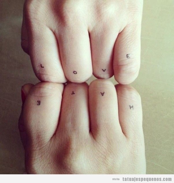 Tatuajes pequeños en los dedos para chico o chica, love hate