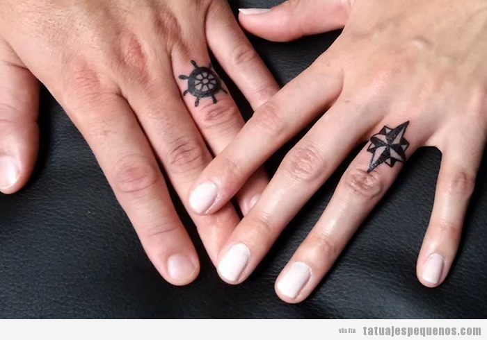 Tatuajes pequeños en los dedos para pareja