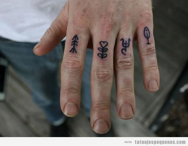 Tatuajes pequeños en los dedos para hombre. símbolos