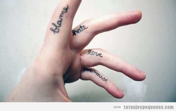 Tatuajes pequeños en los dedos para chico o chica, palabras