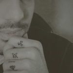 Tatuajes dedos manos símbolos Eleves of Fyn