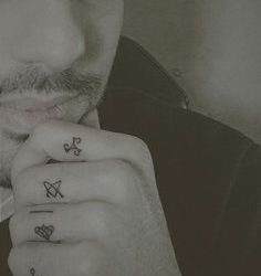 Tatuajes pequeños con grandes significados: los símbolos de Moon Glyphs y Elves of Fyn
