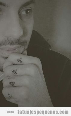 Tatuajes pequeños con grandes significados: los símbolos de Moon Glyphs y Elves of Fyn