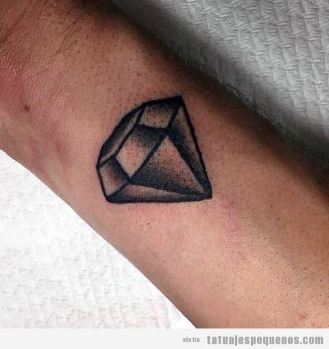 Tatuaje pequeño diamante para hombre en antebrazo