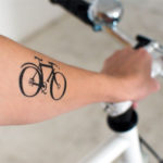 Tatuajes pequeños amantes ciclsmo para hombre y mujer 3