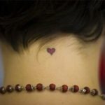 Tatuaje pequeño corazón en nuca