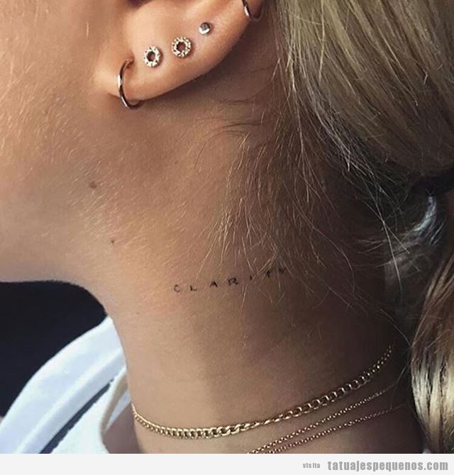 Mini tatuaje para mujer en el cuello