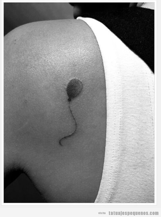 Tatuajes pequeños globo para mujer y hombre en espalda y costado 2