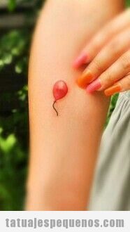 Tatuajes pequeños globo para mujer y hombre en antebrazo